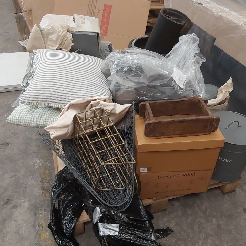 PALLET CONTAINING A LARGE QUANTITY OF ASSORTED GARDEN/HOME FURNITURE AND DECORATION PARTS