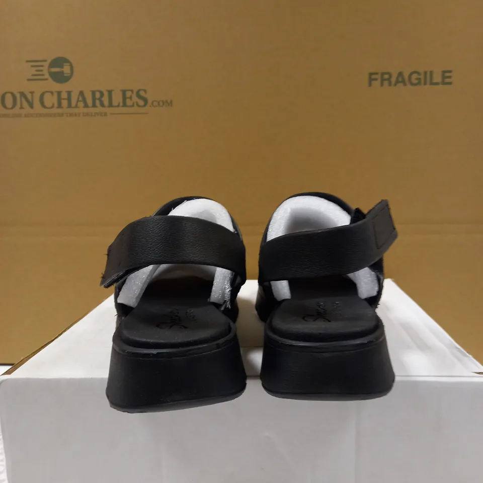SKETCHERS PARTY SANDAL SIZE 5