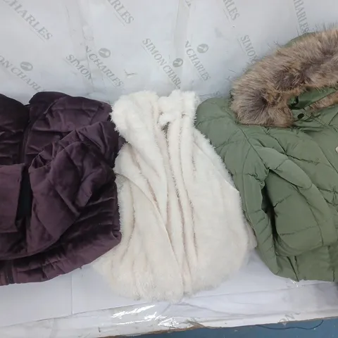 BOX OF 5 ASSORTED CLOTHING ITEMS TO INCLUDE FLUFFY OFF WHITE JACKET, GREEN HOODED COAT, ETC