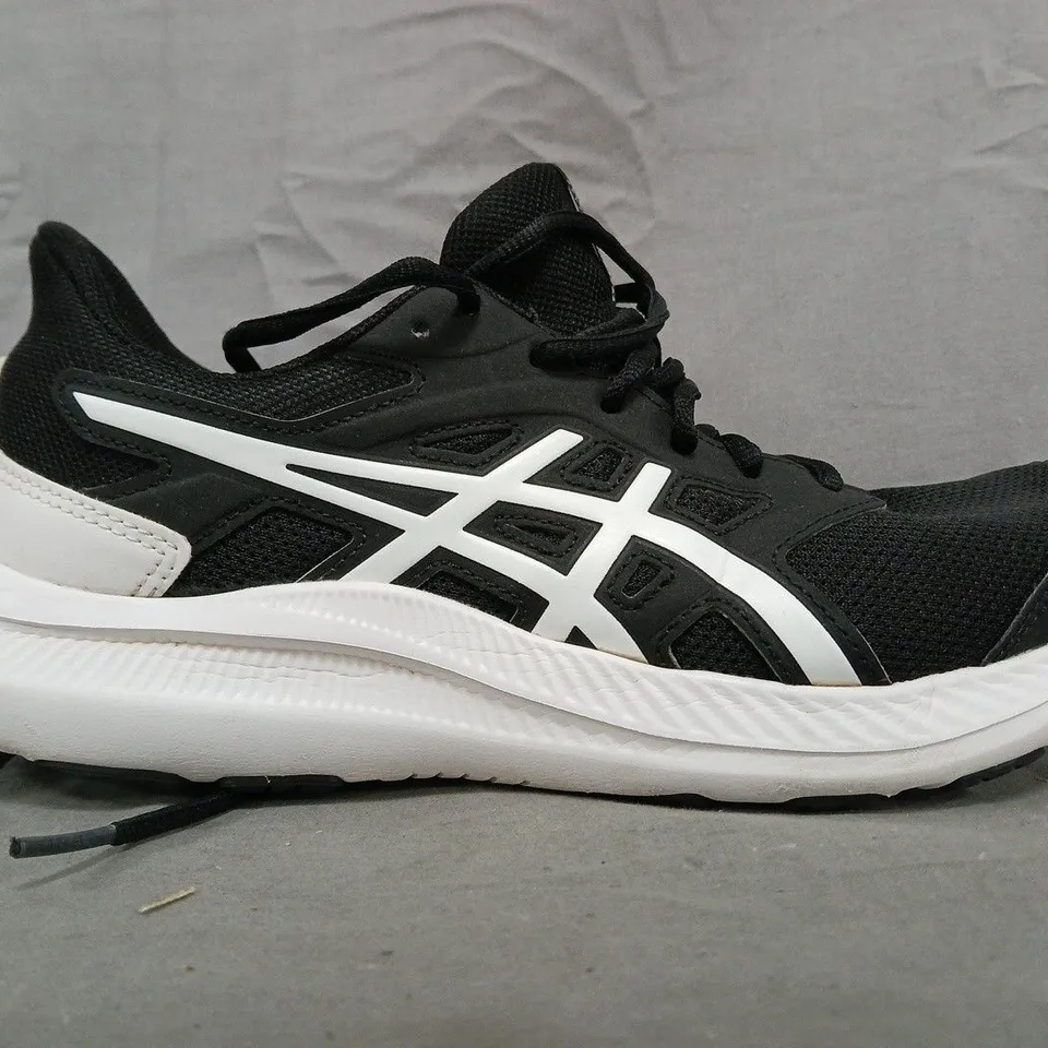 BOXED PAIR OF UNBRANDED SHOES IN BLACK/WHITE SIZE 7