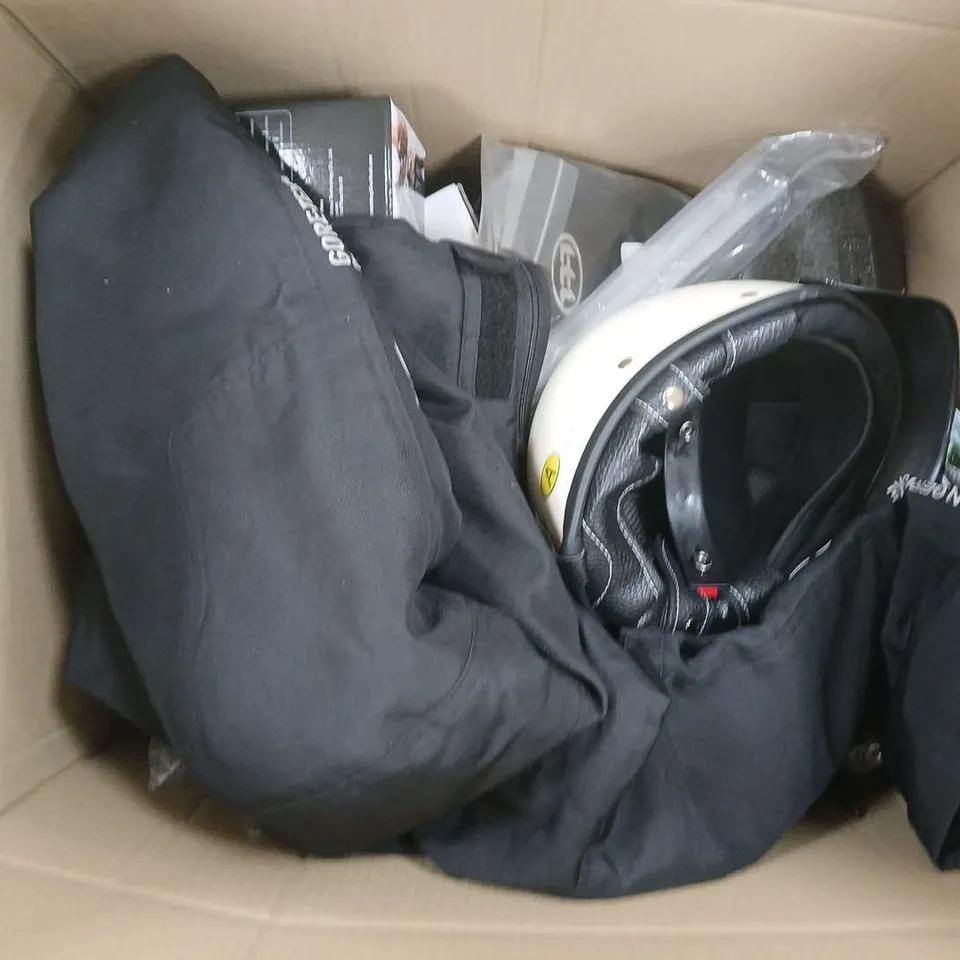 APPROXIMATELY 15 ASSORTED VEHICLE PARTS & ACCESSORIES TO INCLUDE USB CAR FAN, BOSCH REAR WIPER, HELMET RACK, ETC - COLLECTION ONLY