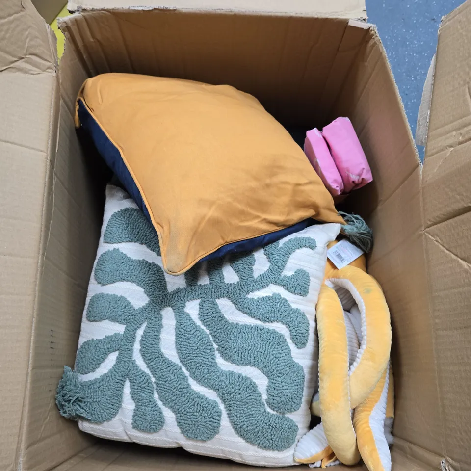 APPROXIMATELY 10 HOUSEHOLD ITEMS TO INCLUDE PILLOWS, BEDDING AND TOWELS