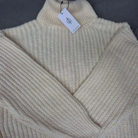 STRADIVARIUS LONG SLEEVE KNITTED TURTLENECK SWEATER IN PALE YELLOW SIZE SMALL