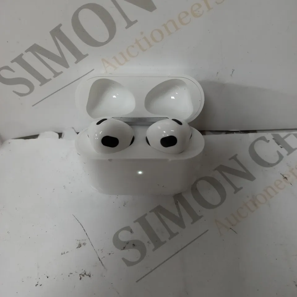 WIRELESS EARBUDS WITH CASE - WHITE