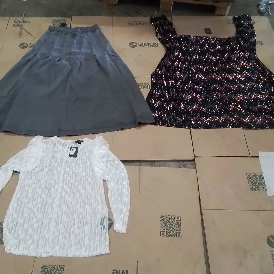 PALLET OF BRAND NEW WOMENS QUALITY DESIGNER CLOTHES APPROXIMATELY 170 TO INCLUDE;JD WILLIAMS CARDIGAN,SIMPLY BE DENIM KILT SKIRT,JD WILLIAMS NECK TOP ETC