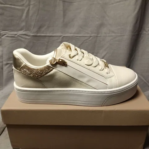 BOXED PAIR OF CARVELA STATEMENT ZIP TRAINERS IN BEIGE - SIZE 38
