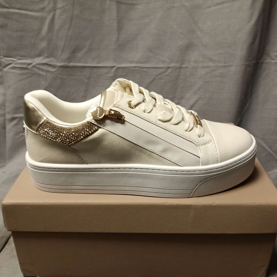 BOXED PAIR OF CARVELA STATEMENT ZIP TRAINERS IN BEIGE - SIZE 38