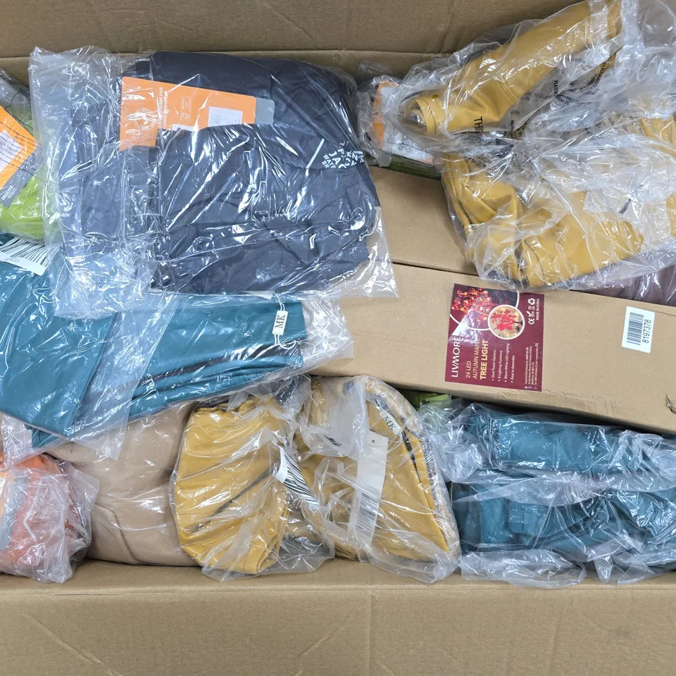 APPROXIMATELY 20 ASSORTED ITEMS TO INCLUDE REGATTA CLOTHING, LIVMORE TREE LIGHT, JO & JOE SLIPPERS, ETC - COLLECTION ONLY