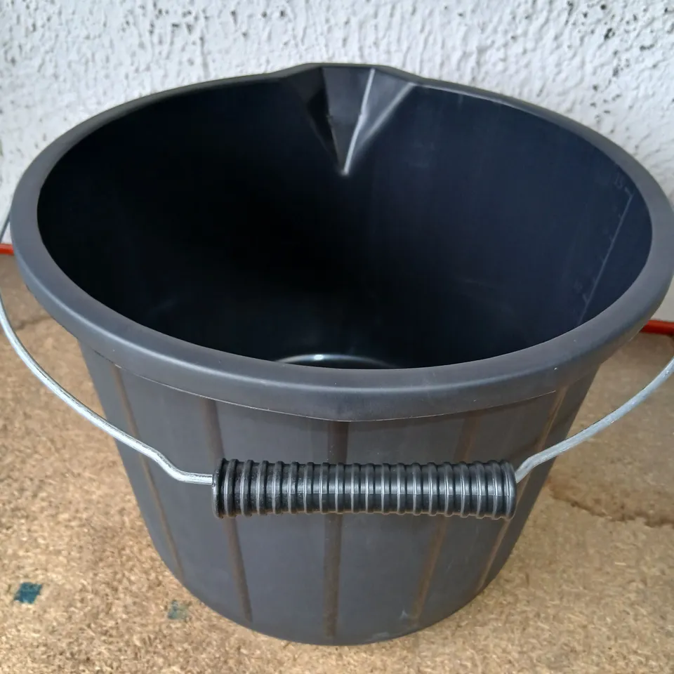 PALLET OF APPROXIMATELY 300 BRAND NEW BLACK PLASTIC BUCKET WITH METAL CARRY HANDLE –