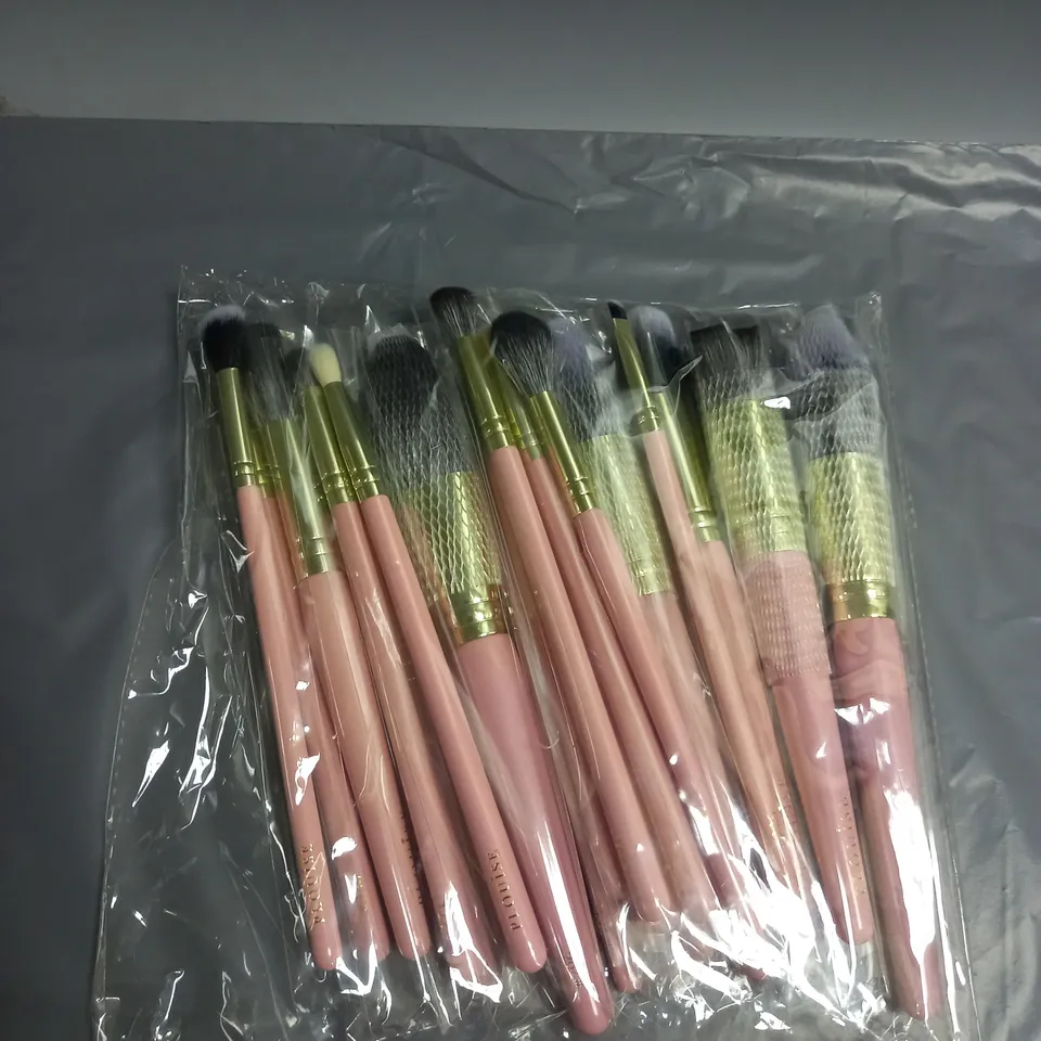 LOT OF APPROX. 20 PLOUISE MAKE UP BRUSHES VARIOUS SIZES PINK