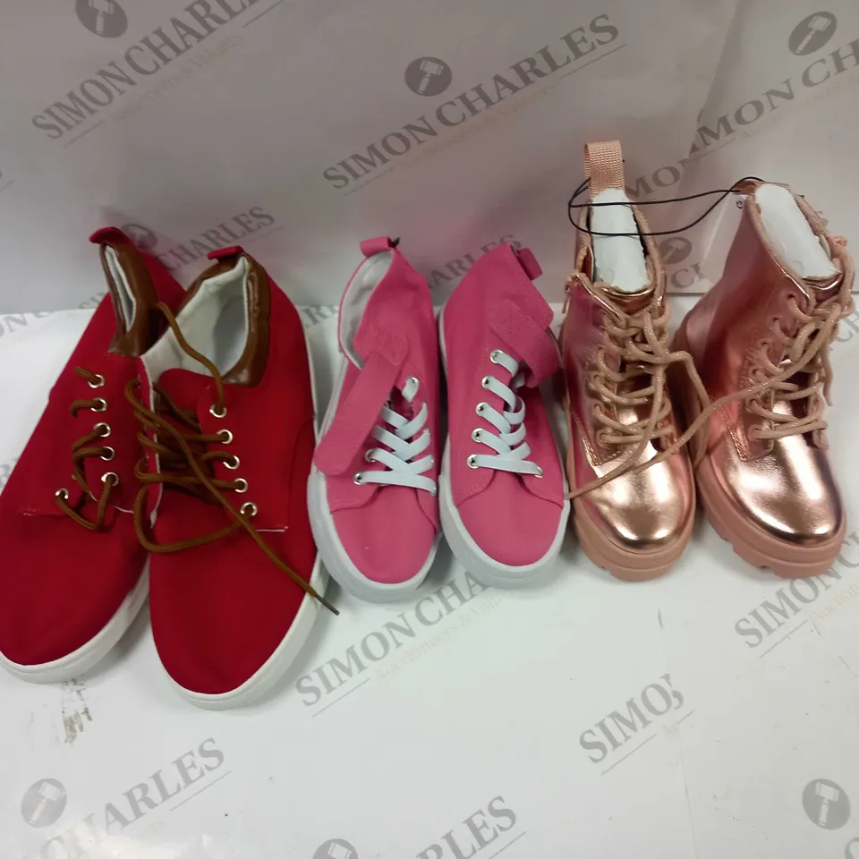 APPROXIMATELY 10 ASSORTED PAIRS OF SHOES IN VARIOUS STYLES & SIZES