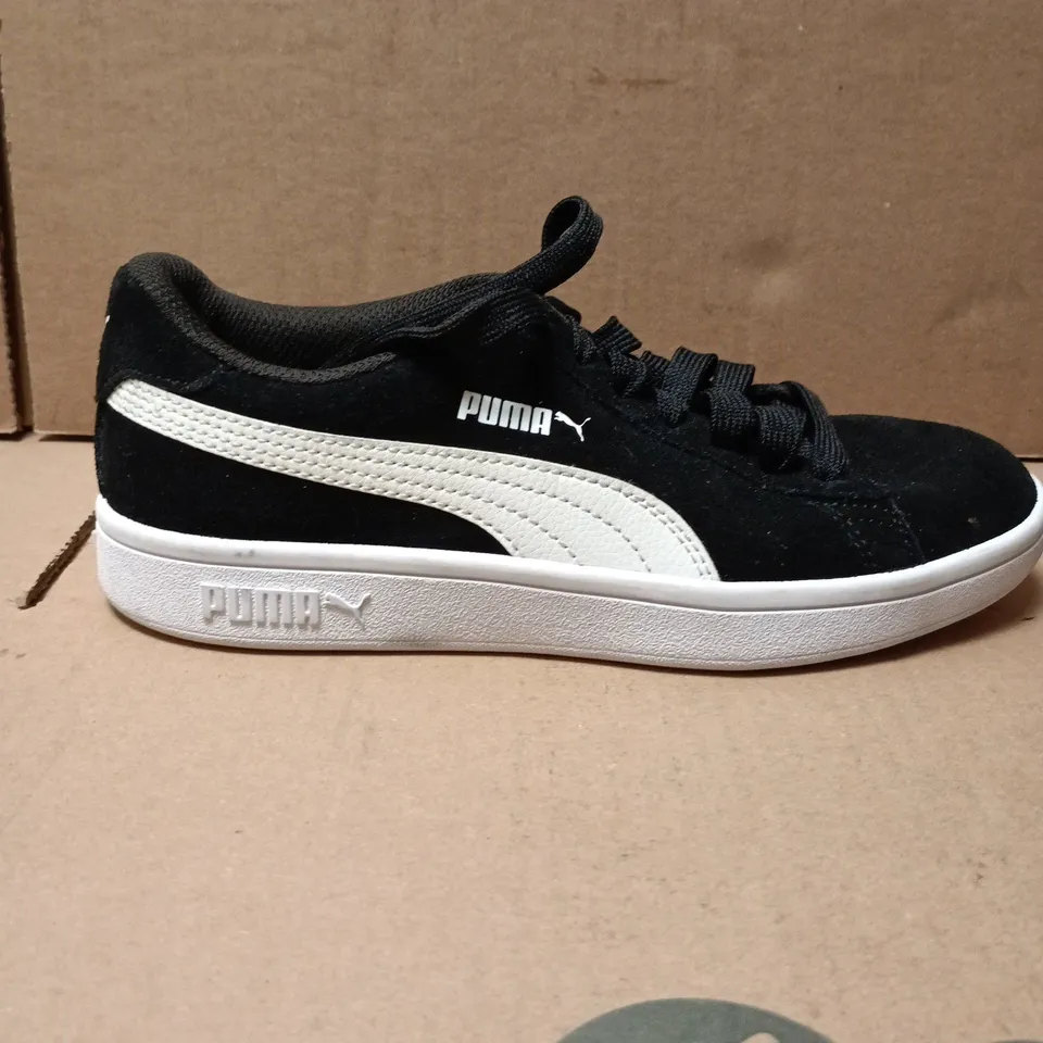 PUMA BLACK SUEDE SNEAKERS WITH WHITE STRIPE – LOW-TOP TRAINERS SIZE 3