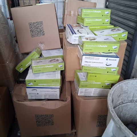 LARGE PALLET OF ASSORTED ELECTRICAL ACCESSORIES
