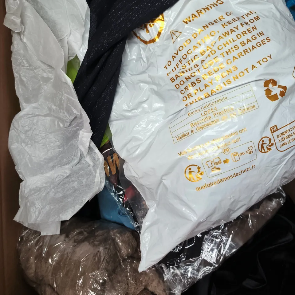 APPROXIMATELY 25 ASSORTED CLOTHING PRODUCTS IN VARIOUS STYLES & SIZES TO INCLUDE JACKETS, T-SHIRTS, DRESSES ETC