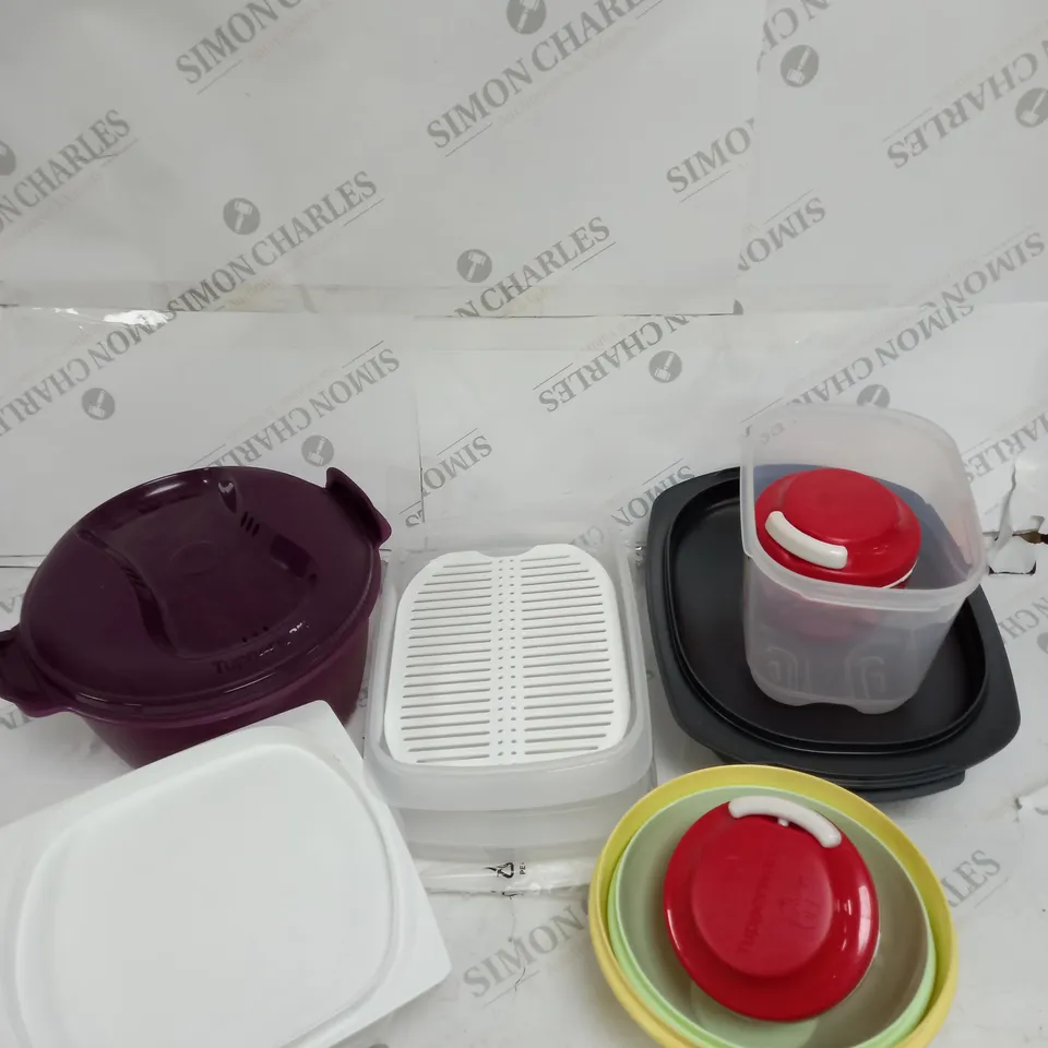BOX OF APPROXIMATELY 20 ASSORTED TUPPERWARE STORAGE CONTAINERS IN VARIOUS COLOURS & SIZES 