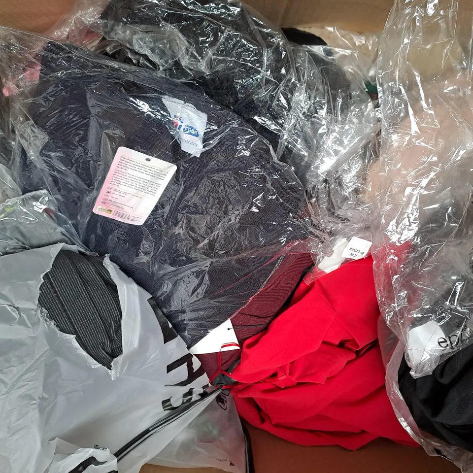 BOX OF APPROXIMATELY 25 ASSORTED CLOTHING ITEMS TO INCLUDE - T-SHIRTS , SHORTS , JEANS ETC