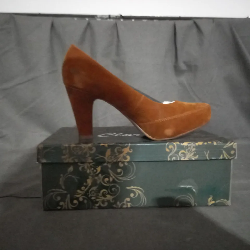 APPROXIMATELY 10 BOXED PAIRS OF CLARA'S BLOCK HEELED SHOES IN OCRE VARIOUS SIZES TO INCLUDE SIZE 36EU