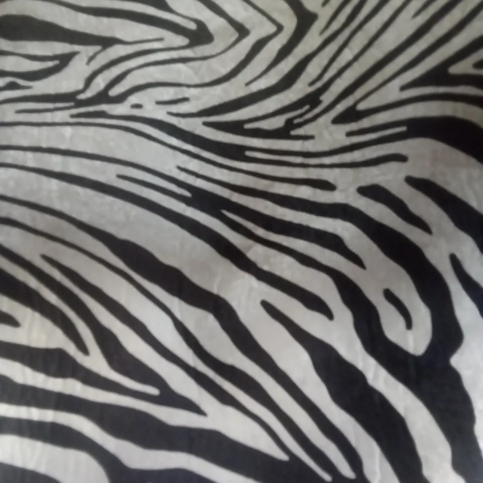 QUALITY 115 X 89CM ZEBRA RUG 
