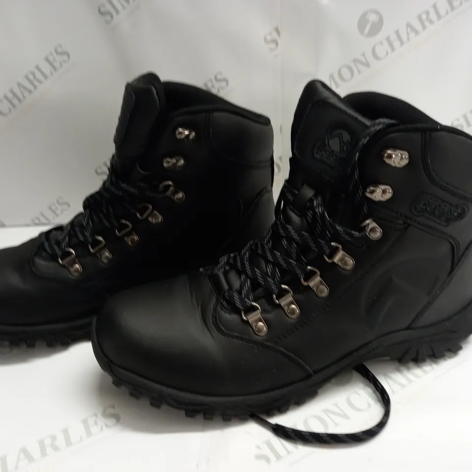 GELERT LEATHER WALKING BOOTS IN BLACK - UK 10