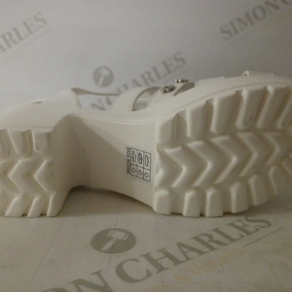 PAIR OF KOI WOMEN'S KOI DESERT FLOWER SANDALS 