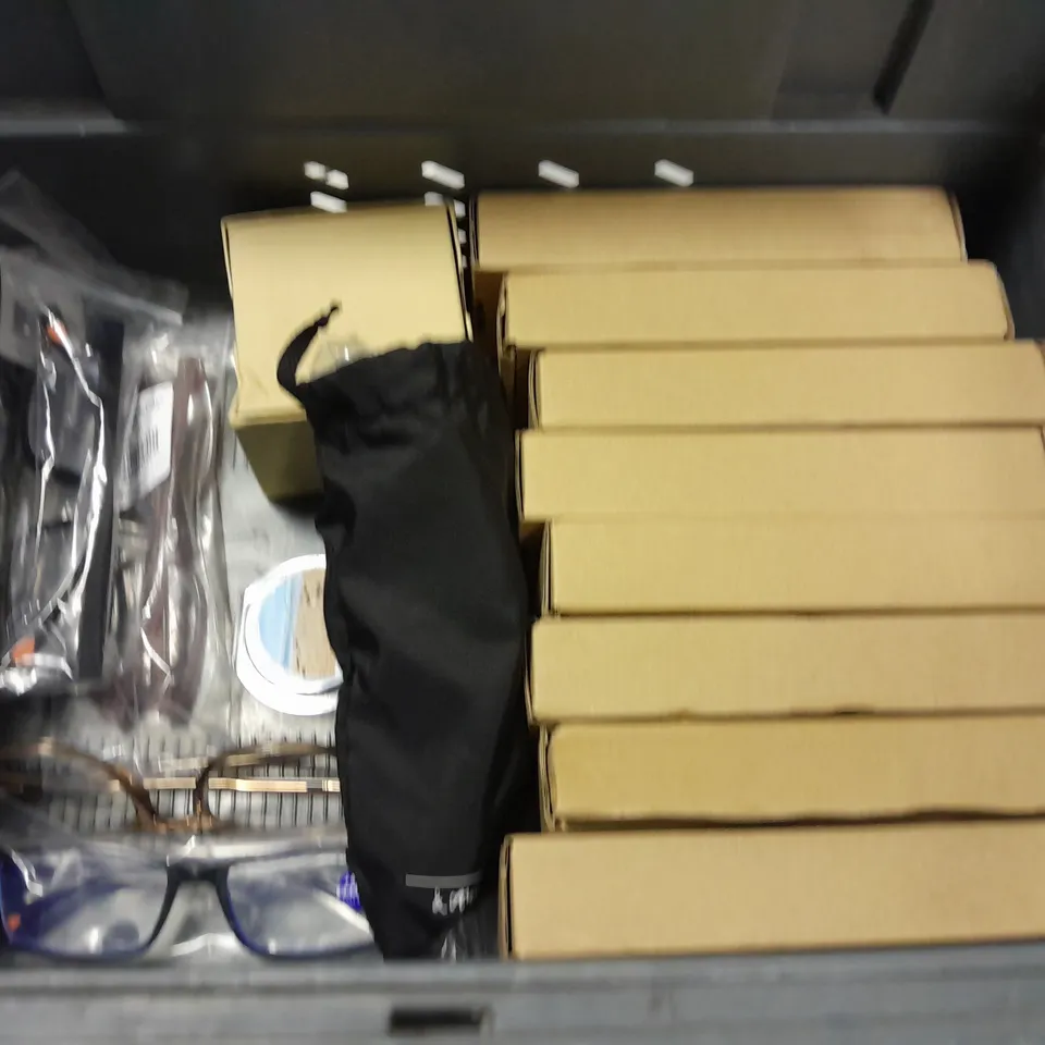LOT OF APPROXIMATELY 20 ASSORTED PAIRS OF GLASSES 