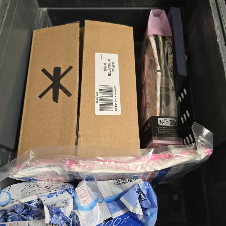 APPROXIMATELY 20 ASSORTED COSMETICS ITEMS TO INCLUDE PERIOD PADS , MAKEUP BRUSH CASE , ETC 