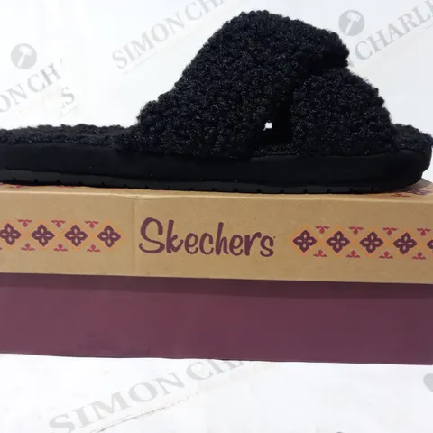 BOXED PAIR OF SKECHERS OPEN TOE FLEECE SANDALS IN BLACK UK SIZE 8