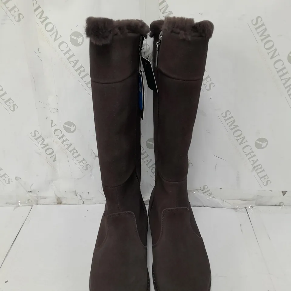 PAIR OF EMU ALL WEATHER WATERPROOF COLL SUEDE SHEEPSKIN MOONTA HIGH BOOTS SIZE 3