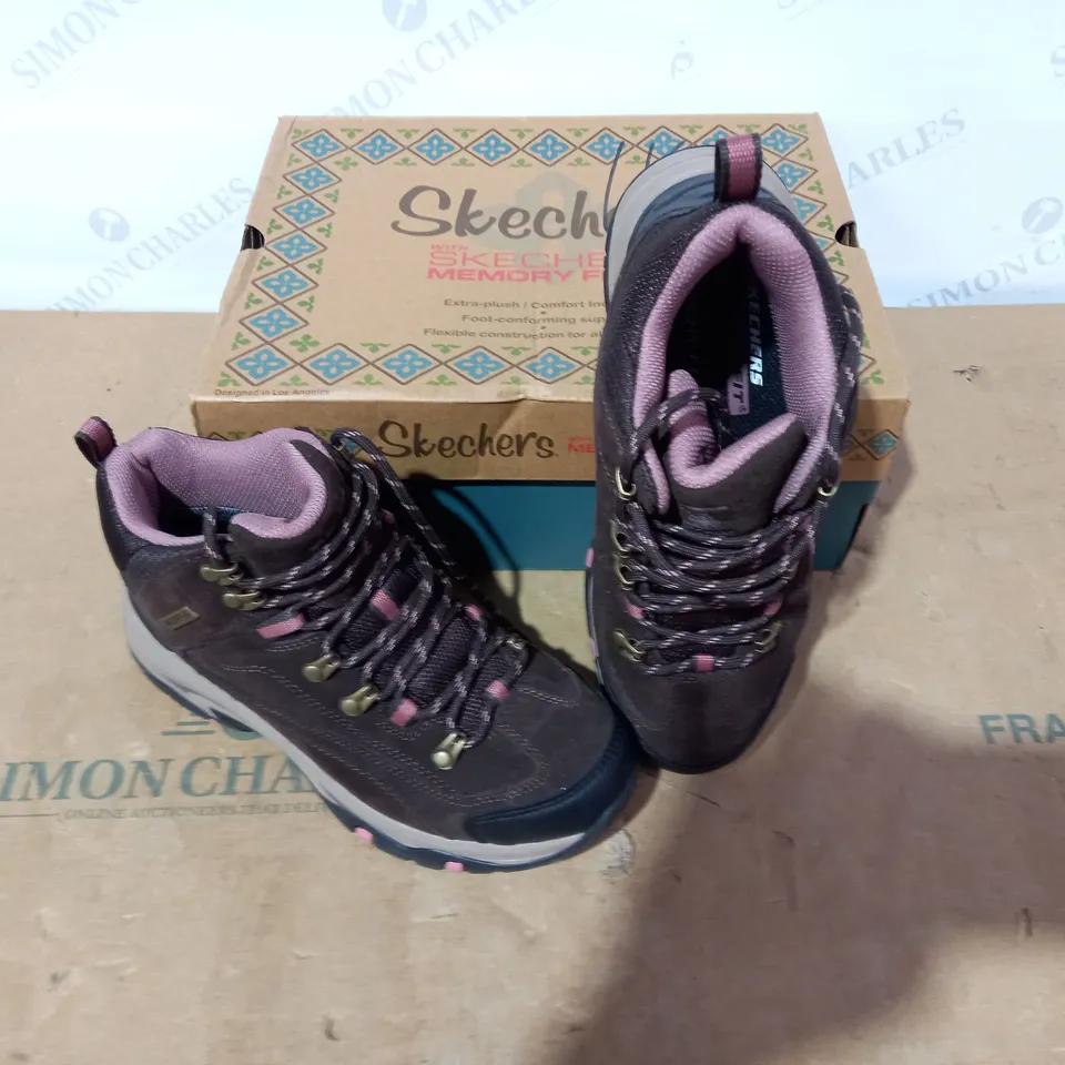 BOXED PAIR OF SKECHERS BOOTS - SIZE 3.5