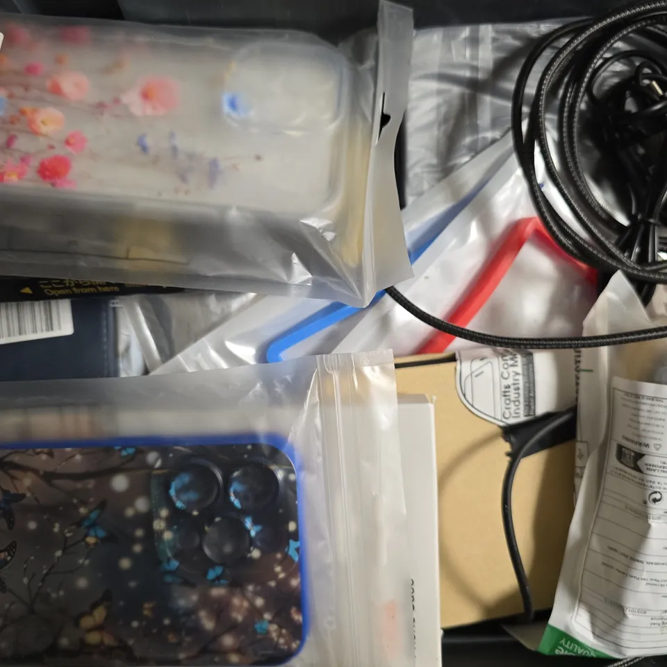 APPROXIMATELY 10 ASSORTED HOUSEHOLD ITEMS TO INCLUDE POWER BANK, SCREEN PROTECTOR, ETC