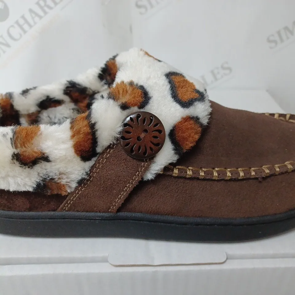 EARTH SLIPPERS IN DARK BROWN - SIZE 5