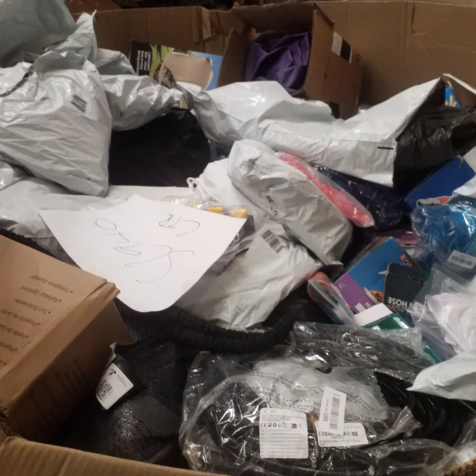 PALLET CONTAINING ASSORTED GARDEN HOSES & INFLATABLES