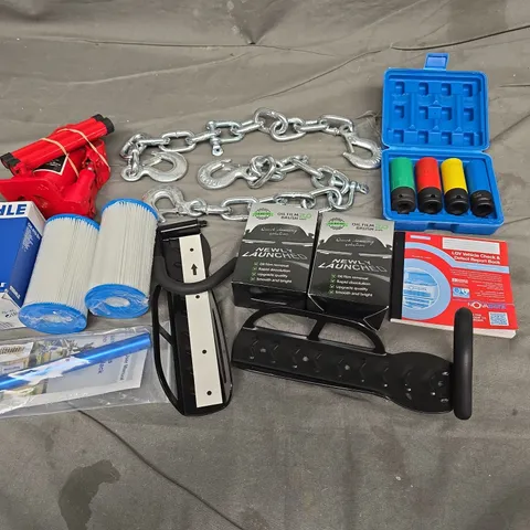 APPROXIMATELY 8 ASSORTED AUTO ITEMS TO INCLUDE HYDRAULIC JACK, REPORT BOOK, AND OIL FILM BRUSH ETC. - COLLECTION ONLY 