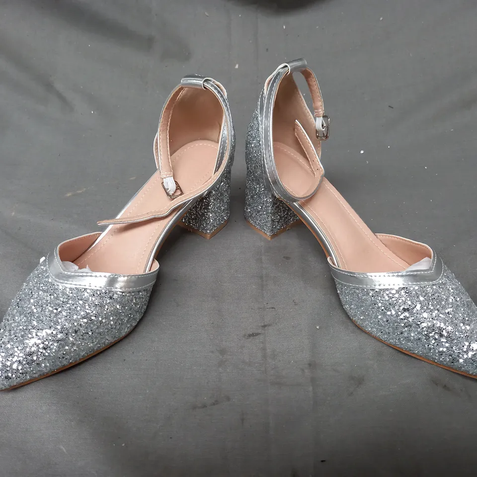 BOXED PAIR OF DESIGNER POINTED TOE BLOCK HEEL SHOES IN METALLIC SILVER W. GLITTER EFFECT EU SIZE 38