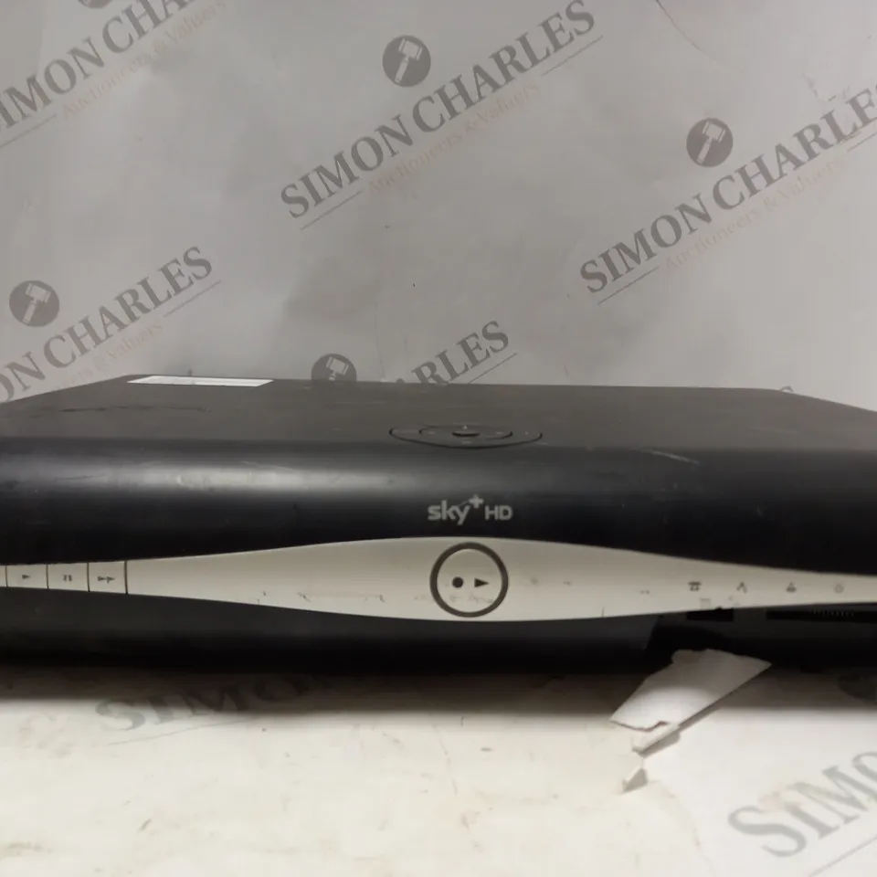 SKY+HD DRX890-C BOX