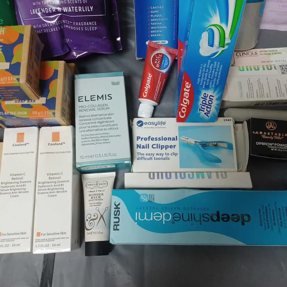 LOT OF APPROXIMATELY 25 ASSORTED HEALTH AND BEAUTY ITEMS TO INCLUDE RADOX BATH SALTS, TOOTHPASTES AND NIVEA DEODERANT