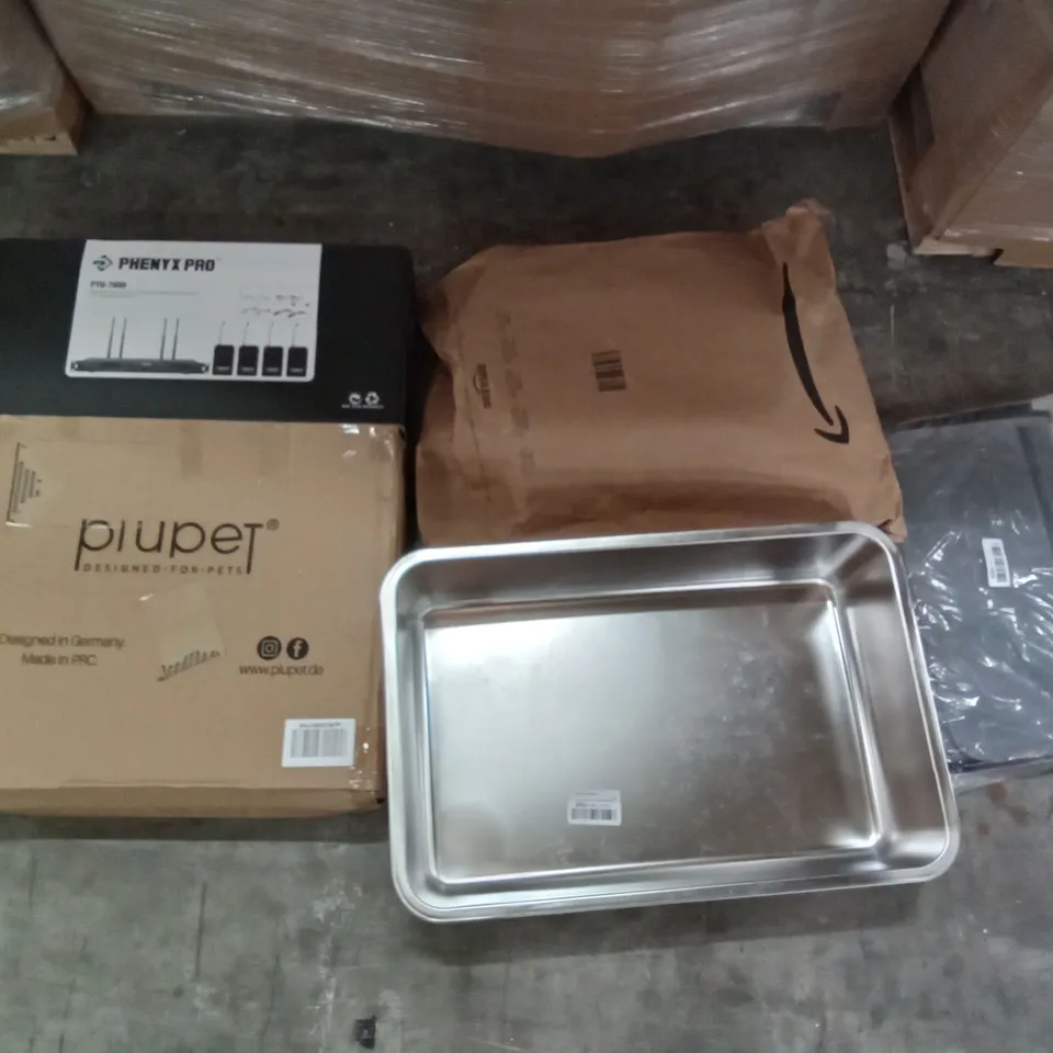PALLET OF ASSORTED ITEMS INCLUDING PHENYX PRO QUAD CHANNEL WIRELESS MICROPHONE SYSTEM, STAINLESS STEEL LITTER BOX, RECCI BEDDING, LOOXII RETRACTABLE SAFETY GATE