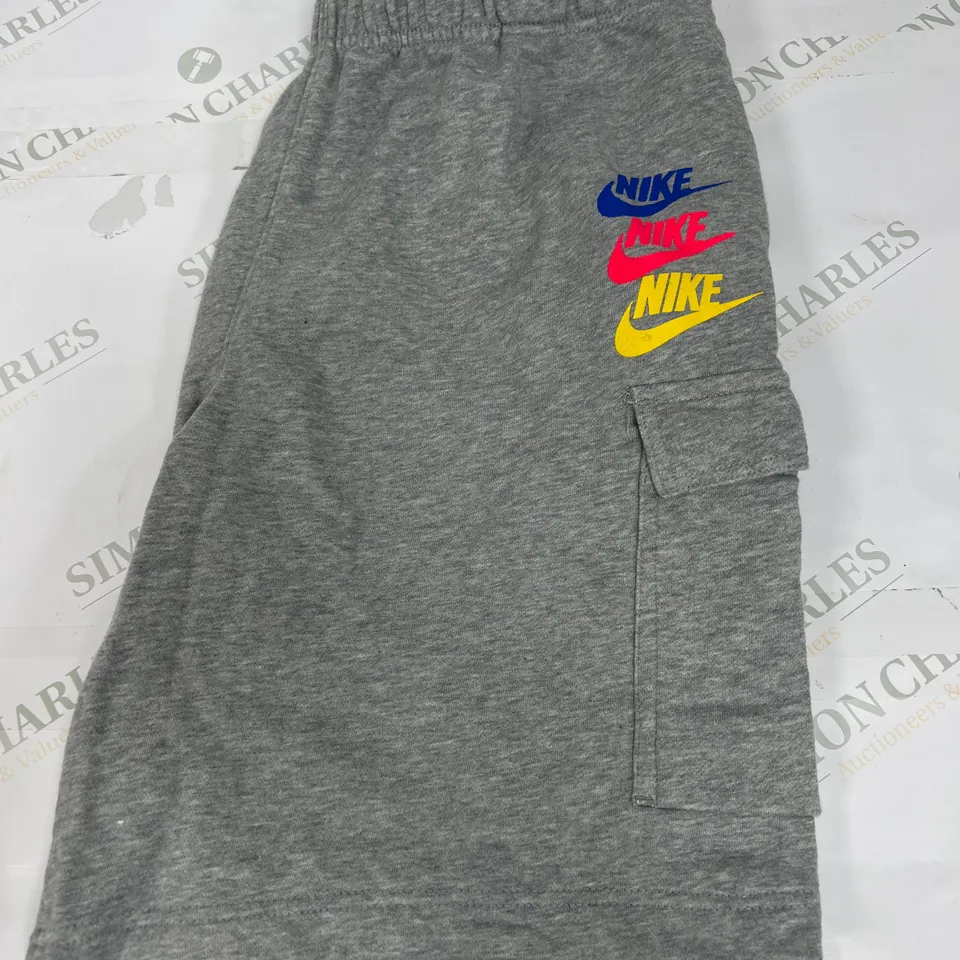 NIKE CARGO SHORTS IN GREY SIZE MEDIUM