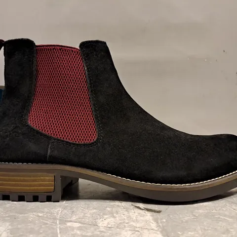 BOXED PAIR OF OAKENWOOD ELASTIC SIDED ANKLE BOOTS IN BLACK/RED SIZE 7