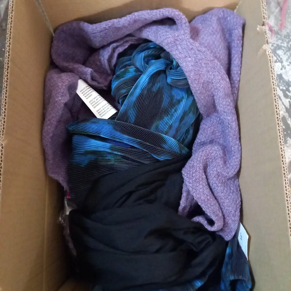 LOT OF ASSORTED CLOTHING ITEMS AND ACCESSORIES TO INCLUDE; T-SHIRTS, JUMPERS ETC