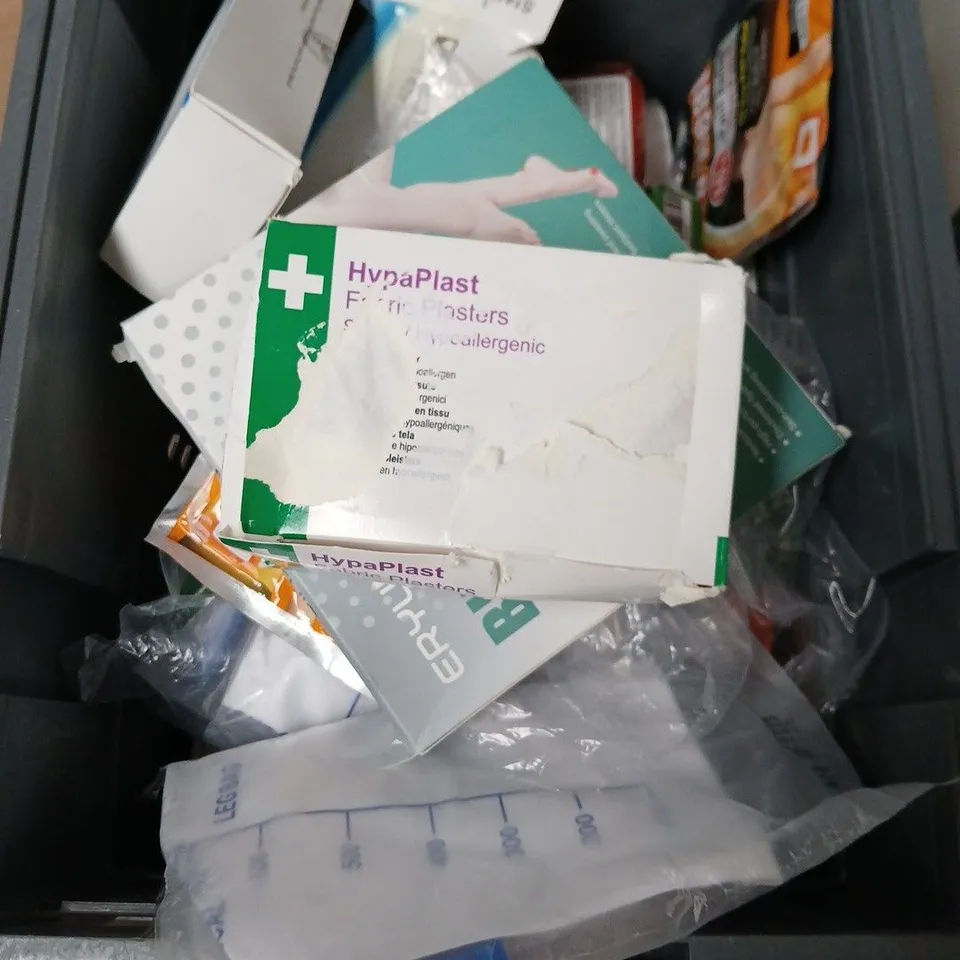 APPROXIMATELY 16 ASSORTED ITEMS INCLUDING HYPAPLAST , BLISTER PLASTERS AND CURA HEAT PATCH 