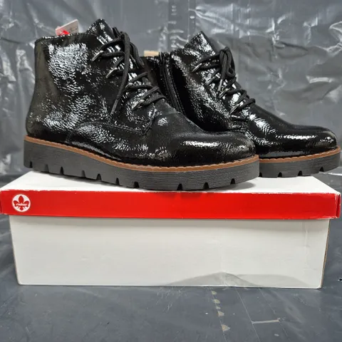 BOXED PAIR OF RIEKER LOW WEDGE BOOTS IN BLACK SIZE 5
