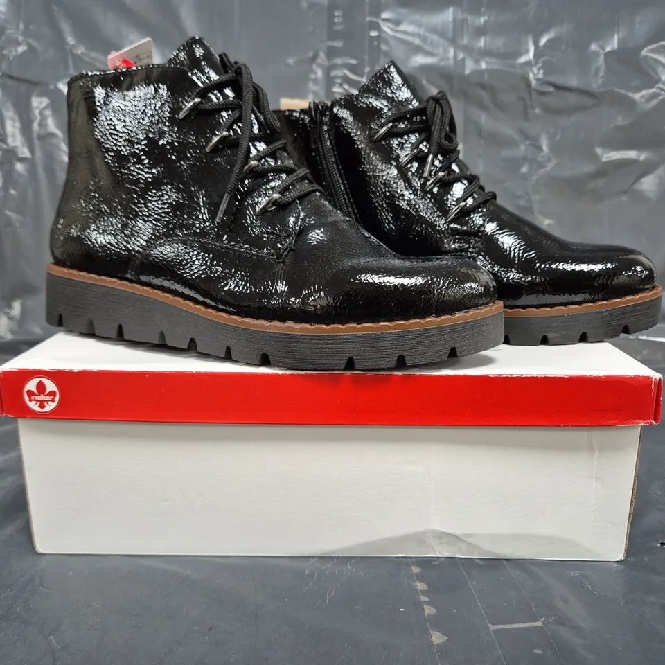 BOXED PAIR OF RIEKER LOW WEDGE BOOTS IN BLACK SIZE 5