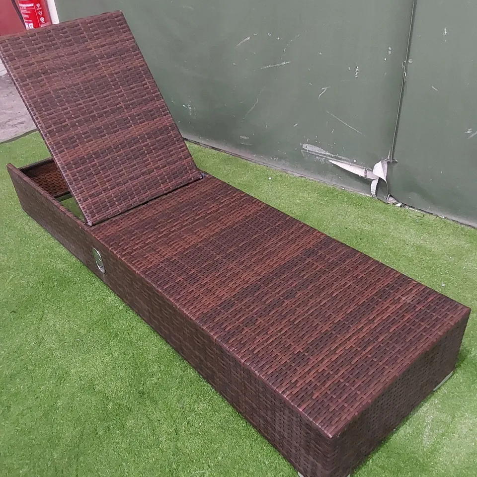 DESIGNER MANUAL ADJUSTABLE SUNLOUNGER IN CHOCOLATE MIX RATTAN