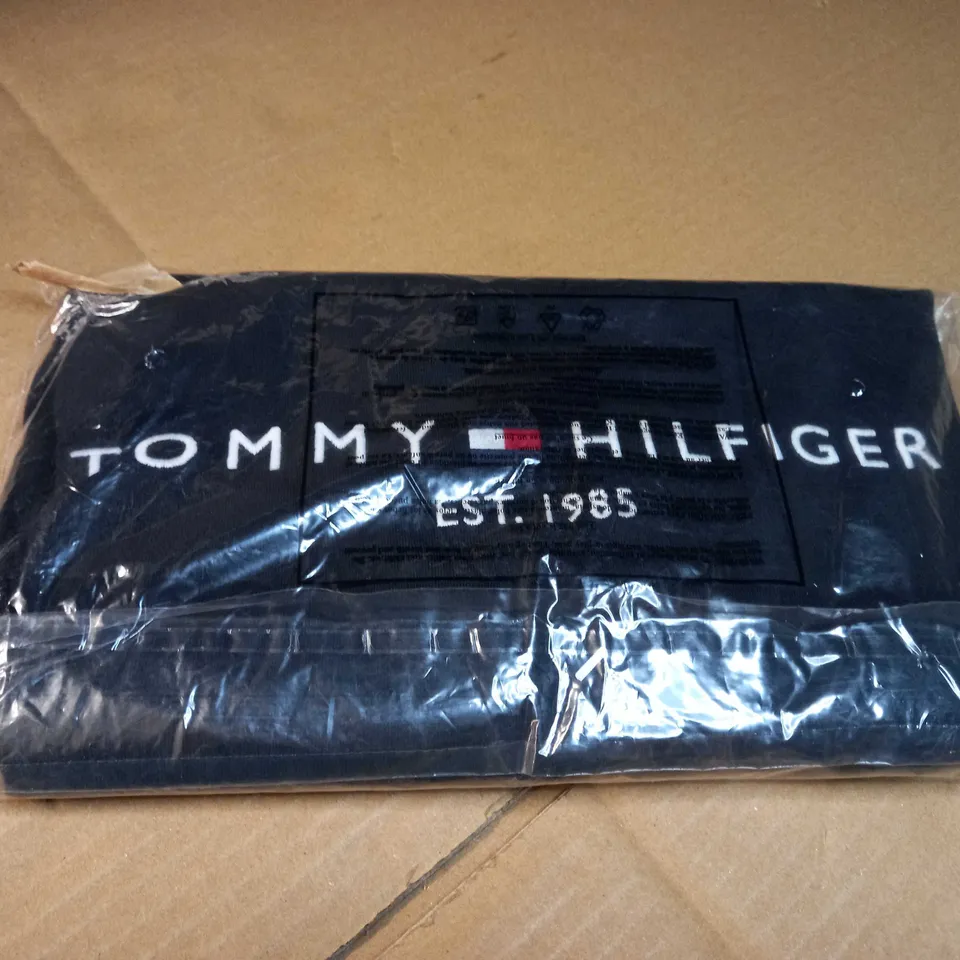 PACKAGED BLACK TOMMY HILFIGER LOGO TEE - MEDIUM