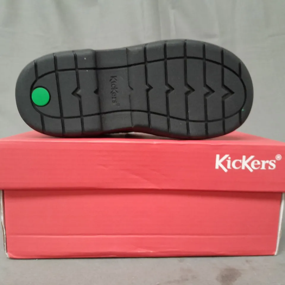 BOXED PAIR OF KICKERS KID'S STOMPER MID LEATHER SHOES IN BLACK EU SIZE 28