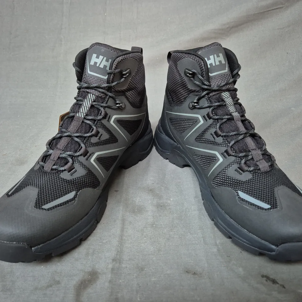 BOXED PAIR OF HELLY HANSEN CASCADE MID ANKLE BOOTS IN BLACK UK SIZE 10