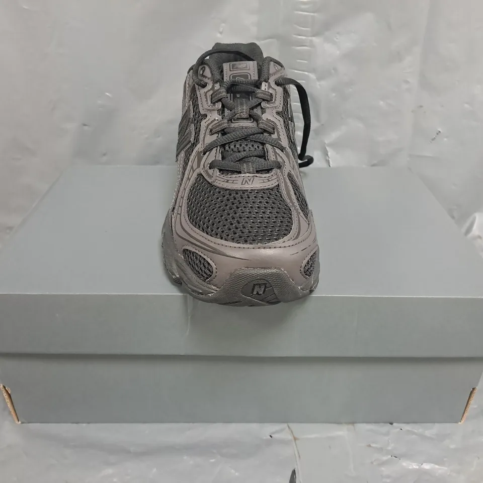 BOXED PAIR OF NEW BALANCE TRAINERS IN BLACK SIZE UK 5
