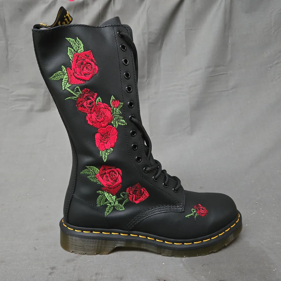 BOXED PAIR OF DR MARTENS 1914 VONDA BOOTS IN BLACK W. ROSE DESIGN UK SIZE 7