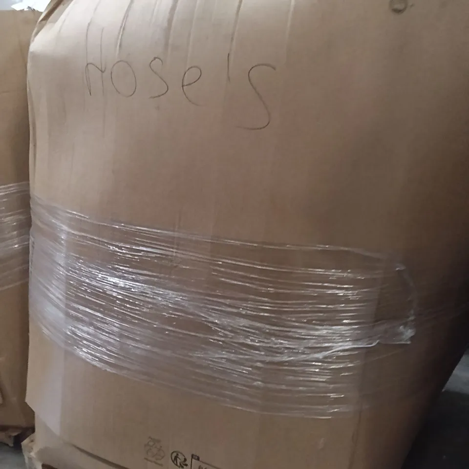PALLET CONTAINING A LARGE QUANTITY OF HOSES